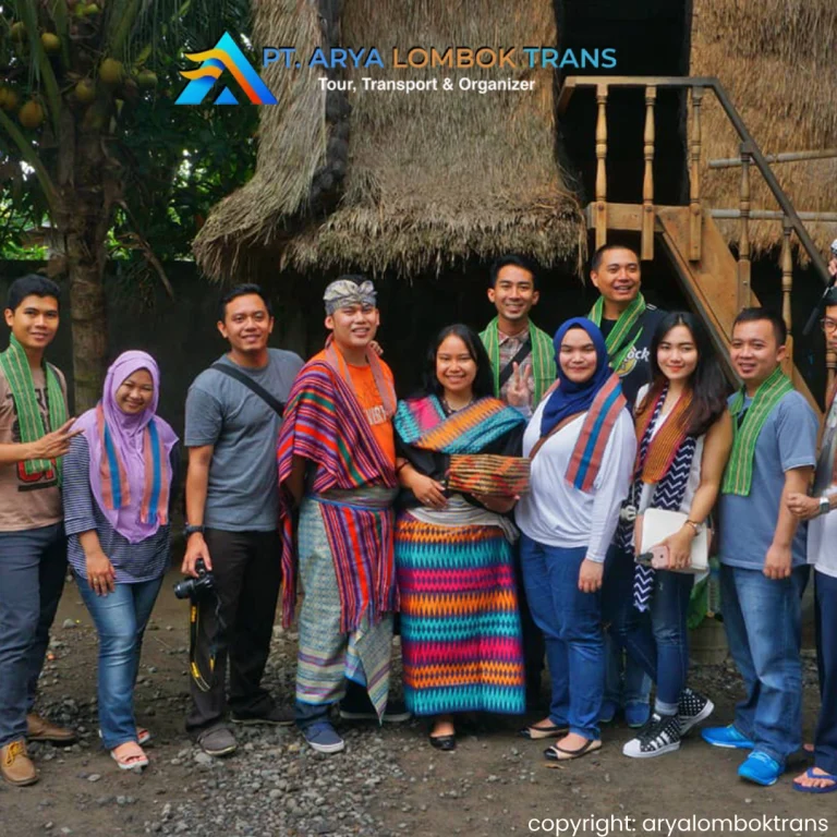 Desa Adat Sade - paket wisata Lombok Arya Lombok Trans