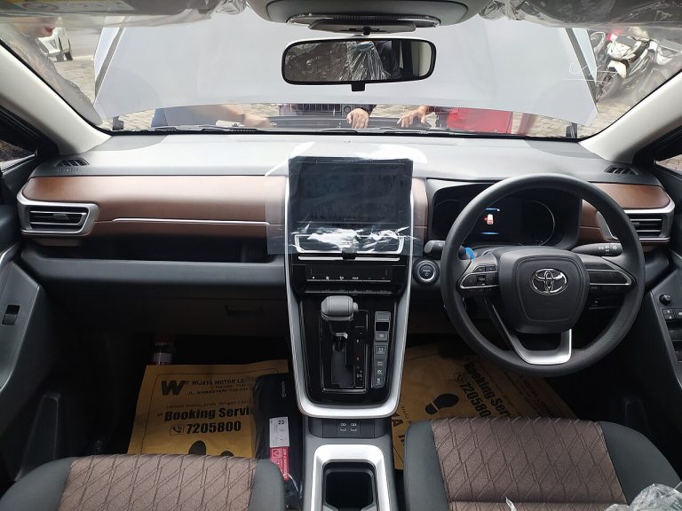 Interior Innova Zenix G